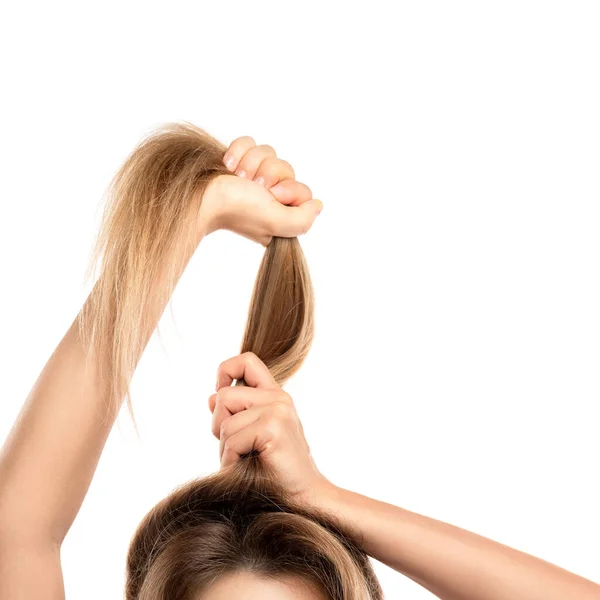 Женщина Держит Свои Здоровые Длинные Волосы Белом Фоне — стоковое фото