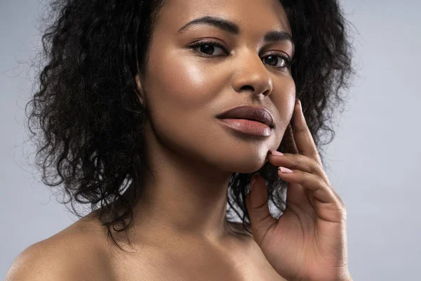 Portrait Beautiful Black Woman Smooth Skin Gray Background — Stok Foto