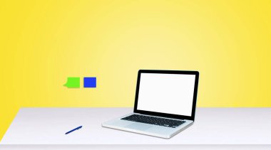 Ofis tarzı masadaki beyaz ekranda bilgisayar monitörü izole edildi.