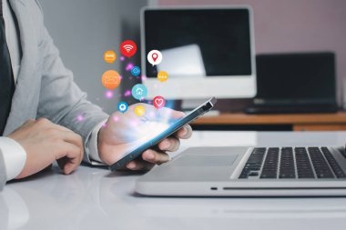 İş adamları yenilikçi teknolojiyi kullanıyorlar. Karışık ortam, dijital kavramlar ve bilgisayar whit telefonu.