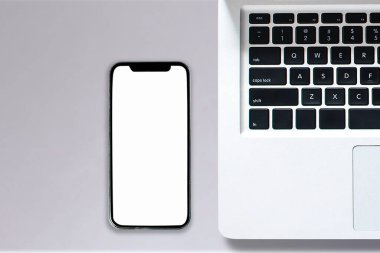 Tablet akıllı telefon bilgisayar dizüstü bilgisayar üzerinde ofis biçimli üst görünüm 