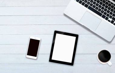 Tabletin üstünde beyaz ofis tarzı ahşap zemin.