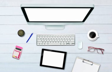 Ofis tarzı ahşap zemini olan tablet bilgisayarın üstünde üst görünüm.