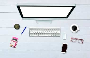 Ofis tarzı ahşap zemini olan tablet bilgisayarın üstünde üst görünüm.