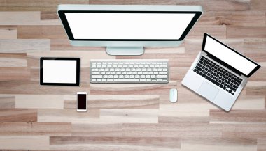 Ofis tarzı ahşap zemini olan tablet bilgisayarın üstünde üst görünüm.