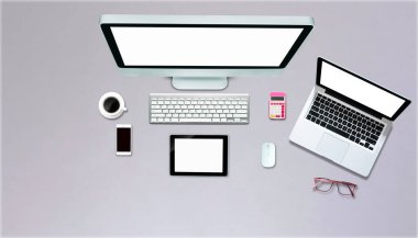 Ofis tarzı ahşap zemini olan tablet bilgisayarın üstünde üst görünüm.