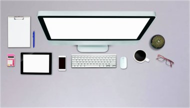 Ofis tarzı ahşap zemini olan tablet bilgisayarın üstünde üst görünüm.