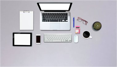 Ofis tarzı ahşap zemini olan tablet bilgisayarın üstünde üst görünüm.