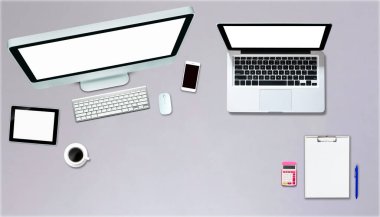 Ofis tarzı ahşap zemini olan tablet bilgisayarın üstünde üst görünüm.