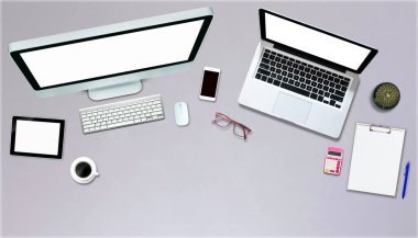 Ofis tarzı ahşap zemini olan tablet bilgisayarın üstünde üst görünüm.