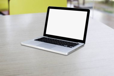 Ofis tarzı masadaki beyaz ekranda bilgisayar monitörü izole edildi.