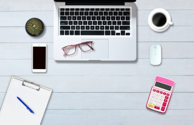 Ofis tarzı beyaz ahşap zeminde bilgisayar defterinin üstündeki üst görünüm