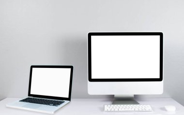  Ofis tarzı masadaki beyaz ekranda bilgisayar monitörü izole edildi.