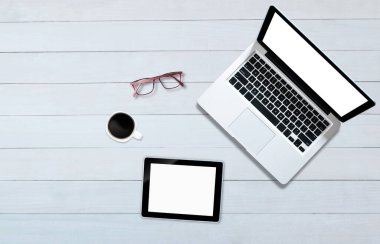 Ofis tarzı ahşap zemini olan tablet bilgisayarın üstünde üst görünüm.