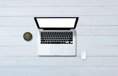 Ofis tarzı ahşap zeminli bilgisayar defterinin üstünde en üstteki görünüm.