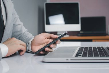 Modern Aygıtlar, Dijital Bilgisayar ve Telefonla Çalışan İşadamı.