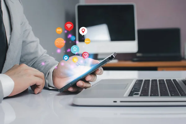 İş adamları yenilikçi teknolojiyi kullanıyorlar. Karışık ortam, dijital kavramlar ve bilgisayar whit telefonu.