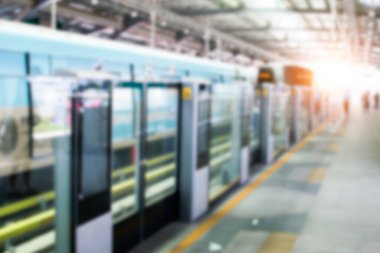 BTS Skytrain ve Tayland arka planındaki toplu taşıma sistemi bulanık.