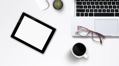 Akıllı telefon ofis tarzına sahip tablet bilgisayar dizüstü bilgisayarı üzerinde üst görünüm .
