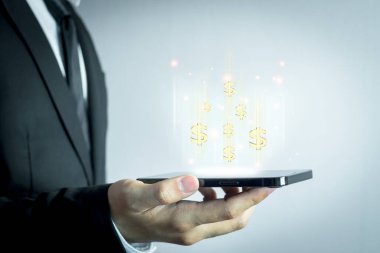 İşadamları yenilikçi bir teknoloji kullanıyorlar. Karışık ortam, dijital akıllı telefon ve online konsept.