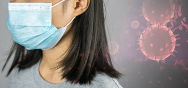 Cerrahi maskeyle yürüyen Coronavirus 'lu kadın koruma altında. (COVID-19)