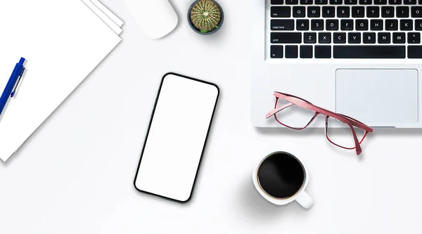 Akıllı telefon ofis tarzına sahip tablet bilgisayar dizüstü bilgisayarı üzerinde üst görünüm .