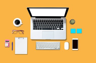 Üst görünüm bilgisayar defteri ve akıllı telefonlar izole edilmiş renk arkaplan ofis biçimi .