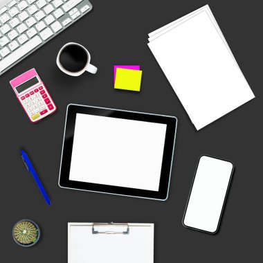 Tablet akıllı telefon bilgisayar dizüstü bilgisayar üzerinde ofis biçimli üst görünüm.