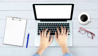 Ofis tarzı ahşap zeminli tablet akıllı telefon bilgisayarının üst görüntüsü.