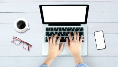 Ofis tarzı ahşap zeminli tablet akıllı telefon bilgisayarının üst görüntüsü.