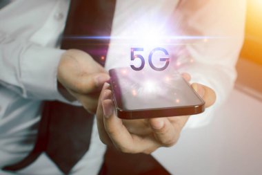 İş adamları yenilikçi teknolojiyi kullanıyorlar. Karışık medya, dijital akıllı telefon ve online alışveriş konsepti.