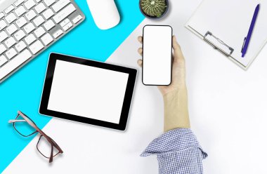 Üst görünüm bilgisayar defteri ve akıllı telefonlar izole edilmiş renk arkaplan ofis biçimi .
