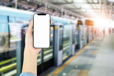 İş adamları akıllı telefon ve online alışveriş kavramına ve BTS Skytrain ve Tayland 'da toplu taşıma sistemine sahipler