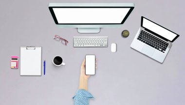 Tablet akıllı telefon bilgisayar dizüstü bilgisayar üzerinde ofis biçimli üst görünüm.