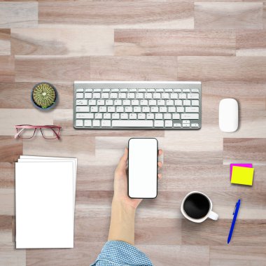 Üst görünüm akıllı telefon bilgisayar dizüstü bilgisayarı ofis tarzı.