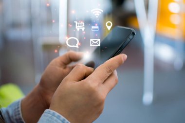 İş adamları yenilikçi teknolojiyi kullanıyorlar. Karışık medya, dijital akıllı telefon ve online alışveriş konsepti.