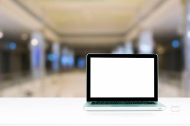Ofis tarzı masadaki beyaz ekranda bilgisayar monitörü izole edildi.
