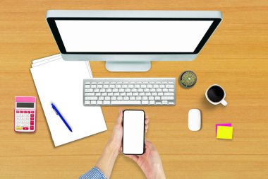 Tablet akıllı telefon bilgisayar dizüstü bilgisayar üzerinde ofis biçimli üst görünüm.