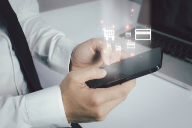 İş adamları akıllı telefon ve online alışveriş kavramına sahipler.
