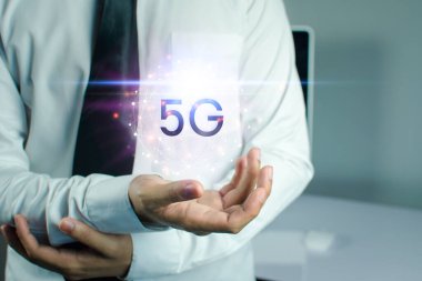 İş adamları yenilikçi teknoloji 5G kullanıyorlar. Karışık ortam, dijital kavramlar ve dünyayı bağlayan.