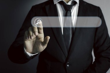 İş adamları arama yenilikçi teknolojisini kullanıyorlar. Karışık ortam, dijital kavramlar sosyal medya.