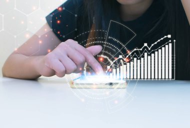 Kadınlar yenilikçi teknolojiyi kullanıyorlar. Karışık ortam, dijital kavramlar