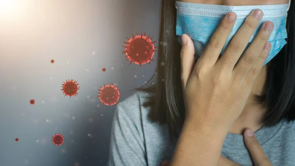 Cerrahi maskeyle yürüyen Coronavirus 'lu kadın koruma altında. (COVID-19)