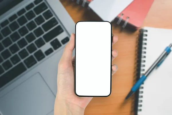 İş adamlarının elinde akıllı telefonlar ve online alışveriş merkezi konsepti var..
