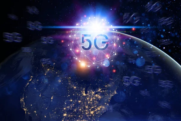İş adamları yenilikçi teknoloji 5G kullanıyorlar. Karışık ortam, dijital kavramlar ve dünyayı birbirine bağlayan NAA