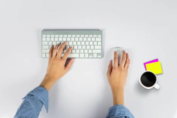 Akıllı telefon ofis tarzına sahip tablet bilgisayar dizüstü bilgisayarı üzerinde üst görünüm .