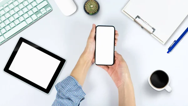 Akıllı telefon ofis tarzına sahip tablet bilgisayar dizüstü bilgisayarı üzerinde üst görünüm .