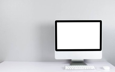  Ofis tarzı masadaki beyaz ekranda bilgisayar monitörü izole edildi.