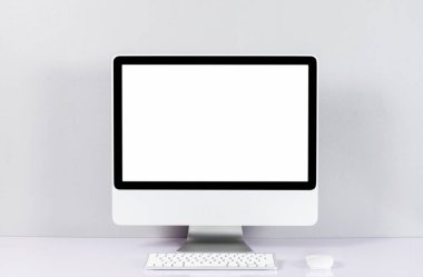  Ofis tarzı masadaki beyaz ekranda bilgisayar monitörü izole edildi.