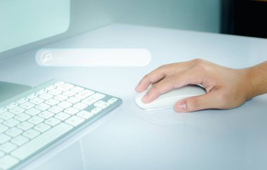 İş Adamları ofis masasında dijital tabletle kablosuz dijital fareyi tıklıyor.